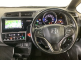 【ハンドル】運転にかかわる様々な操作を安全に行えるように視点移動が少なく操作性に配慮されたスイッチ類が凝縮されたコックピットです。