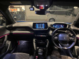 i-Cockpitのコンセプトを基に小径化したハンドルは女性でも楽に運転が可能です