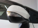 ターンランプ付きミラーは対向車、歩行者からの視認性UPで安全性が高まります。スタイリッシュなデザインで人気な装備です。
