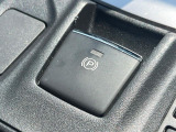 【電動パーキングブレーキ】パーキングブレーキは便利な電動式!ボタン一つで操作でき、アクセルを踏めば自動で解除されます♪レバーやペダルが無いので運転席廻りもすっきりしますね♪