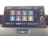 ドライブの必需品。Honda CONNECTディスプレーを搭載しています。ナビ、スマホ連携、車両情報表示、各種設定操作を一つに集約した高機能タッチパネル。直感的に使える便利なインターフェースです。