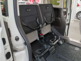 リア席を跳ね上げれば、高さのある荷物も簡単に積み込めます。