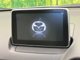 【マツダコネクトナビ】車内の雰囲気にマッチした一体型タイプのナビ。各種車輌設定やBluetooth再生等、様々な機能が楽しめます。直感的なダイヤル操作が可能で、使い勝手も良好です。