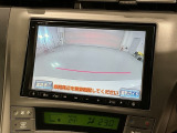 リバースギアに入れるだけで後方の表示へ切り替わります。夜間や雨の日の駐車も楽になりますよ。