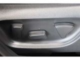 スイッチ操作でシートポジションを調節できるパワーシートです☆