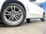 ●純正19インチアルミホイール:輸入車ならではの卓越した走りを支えるホイールと足回りです!日本車の走りに慣れている方にもぜひ体感して頂きたいほど、高いレベルでまとまっています!