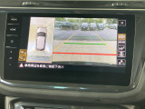 ギアをリバースに入れると車両後方の映像を映し出します。画面にはガイドラインが表示され、車庫入れや縦列駐車などの際に安全確認をサポートします。