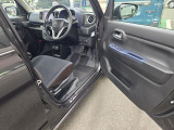 ドアは大きく開きます。乗り降りも楽です。