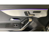【メモリー付パワーシート】シートをかたどった調整スイッチはメルセデス・ベンツが特許を持っています。様々な体型の乗員に合わせた、きめ細かい調整が可能になっています。