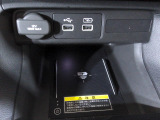 便利な充電用USBジャック、12V電源ソケットを設置しております。置くだけでワイヤレスでも充電可能です。