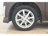 純正なので車に似合うデザインになっていますね。スタッドレスタイヤもご相談下さい。