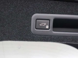 電動で開閉するパワーバックドア装備しています