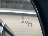 【ブラインドスポットモニター】走行中、ドアミラーの死角になりやすい箇所に後続車が接近するとサイドミラーのレンズに警告を表示!ドライバーに注意喚起をしてくれます。