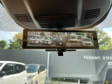 スマートルームミラーが付いております。バックドアについてますカメラと連動して、後方の映像がルームミラーに映ります。
