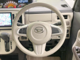インテリアに合わせたデザインのステアリングは、運転される方のことも考え、運転しやすい形状、大きさです。是非一度、実際に触ってお確かめください。