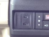 スマートフォンなどの充電に便利なUSBジャック。運転席からも助手席からも使いやすいです。