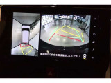 パノラミックビューモニター付きです。車両を上から見たような映像をディスプレイ画面上に表示。運転席からの目視だけでは見にくい、車両周辺の状況をリアルタイムでしっかり確認できます。