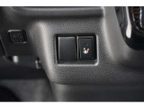 寒い日はすぐにあたたかくなるシートヒーターは重宝します。暖房を控えめにすることで燃費の向上にもなります。車内の空気が汚れたり乾燥したりする心配も減ります。(運転席のみ)