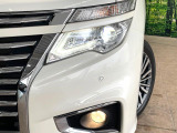 【LEDヘッドライト】悪天候や夜間走行時も良好な視界を確保し安心して運転できる高輝度LEDヘッドライトを装備!点灯速度が早く、消費電力も抑えられています。