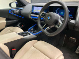 【コックピットシート】BMW車の主役席。車体中央にくる様に配置し車両重心とが一致する事でドライバーと車との一体感あるドライビングを実現。人間工学に基づき形成した形状が長時間のドライブ疲労も軽減します!