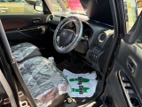 運転席はこちらです。プライベートな車内なのでリラックスできる空間を。
