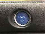 エンジンスタートスイッチです。キーが車内にあれば、エンジンの始動や停止はスイッチを押すだけ!キーを取り出す手間を省き、ワンプッシュで操作できるので簡単でスムーズです。