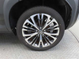 車両のデザインにマッチした純正アルミホイールを装着しています。