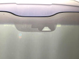 【ホンダセンシング】走行中に前方の車両等を認識し、衝突しそうな時は警報とブレーキで衝突回避と被害軽減をアシスト。より安全にドライブをお楽しみいただけます。