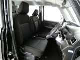 高いホールド性で運転姿勢が安定します。長距離ドライブでも疲れにくいのが魅力です。快適なドライビングライフをお送りください♪