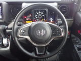 ハンドル左側にはオーディオ操作が出来るオーディオリモートコントロールスイッチ、右側にはHonda SENSINGとオートクルーズコントロールのスイッチを装備!