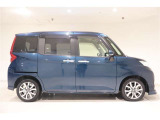 運転席側の真横からのサイドフォルム、シンプルで飽きのこない可愛いスタイルですね!乗降しやすそうなのがわかります。