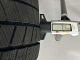 冬タイヤの残り溝は7.9mmです。スリップラインからは6.3mmとなっております。