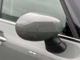MINIの電動格納サイドミラーは、スイッチ操作でスムーズに開閉でき、狭い駐車場でも安心して扱えます。車体との一体感あるデザインで、利便性とスタイリングを両立した装備です。
