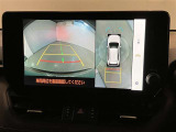 【パノラミックビュー&バックビュー】駐車時の安全確認をする為に車両上方からの映像と後方カメラからのを同時に表示しバックガイドも付いているのでバックの苦手な方でも安心して運転出来ますよ。