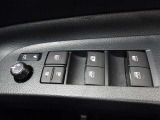 パワーウィンドウスイッチで運転席から全席の窓の開閉ができます。