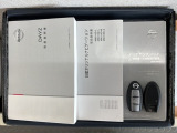 スマートキーは鍵をバッグに入れたままでもドアロックの開閉やエンジンのON・OFFができます。夜間や雨の日も鍵を探さなくて良いので便利です。