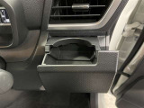 運転席と助手席には、回転式のインパネカップホルダーが装備されています。