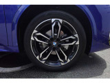 BMW純正アロイホイール。安心の純正タイヤが標準装備です。お車詳細や展示状況はフリーダイヤル(0078-6002-498412)またはBPS城東鶴見06-6933-6600迄お気軽にお問合せ下さい。