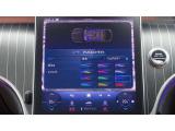 ドア、ダッシュボード、センターコンソールなどの柔らかなLEDの間接光が、室内空間を上質に彩り、ラグジュアリーな雰囲気を醸成します。照明色は64色から選べ、明るさも調整可能。