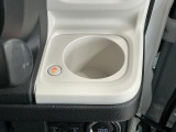 【ホッとカップホルダー】ホットドリンクをちょうどいい温度でキープしてくれる保温機能付きのカップホルダーです。冬の寒い日でも快適なドライブを♪