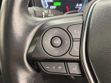 運転中、オーディオの操作をしてて、ハッとしたことはありませんか?ステアリングスイッチは、運転中でもハンドルでオーディオの操作が可能です。安全なドライブをサポートします。