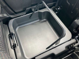 助手席側の座席下には車検証などの小物を入れて頂けるスペースを設置。さらに取っ手が付いているので、そのまま取り出して使う事も可能です。