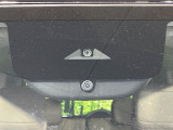 【三菱e-Assist】走行中に前方の車両等を認識し、衝突しそうな時は警報とブレーキで衝突回避と被害軽減をアシスト。より安全にドライブをお楽しみいただけます。