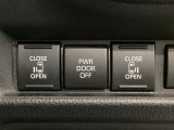 【両側パワースライドドア】両側がパワースライドドアになっており、運転席のスイッチやスマートキーでも開閉が可能です!開口部も広いので乗り降りも楽々♪