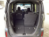後席は分割可倒式で、用途に合わせてアレンジ可能。荷物の量や乗車人数に応じて柔軟に使える便利なシートです。