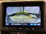 リバースギアに入れるだけで後方の表示へ切り替わります。夜間や雨の日の駐車も楽になりますよ。