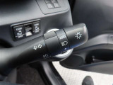 スイッチをオートに設定しておけば、車外の明るさに応じて自動的にヘッドランプを点灯・消灯します。夕暮れ時やトンネルの続く山道などを走行する時に便利なコンライトを装備しています。