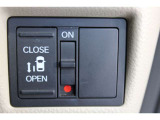 乗り降りラクラクな片側パワースライドドアが装備されてます。運転席からもリモート操作が可能です。外からはリモコンキーで開閉することができます。巻き込み防止機能もありますので安心です。