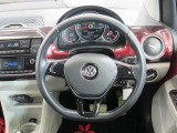 Volkswagen全車共通の上質な本革を使用した手触りのしっとりとしたステアリングです。唯一素肌が触れるハンドルは上位モデルと同じ握り心地になっております。