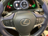 オーディオや運転支援機能などを手元で操作できるステアリングスイッチ。操作時の視線移動が少なく、安全にも貢献します。
